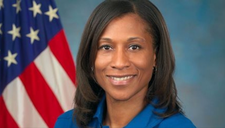 O femeie care urma să devină primul astronaut afro-american din echipajul Staţiei Spaţiale Internaţionale, retrasă de NASA din misiune