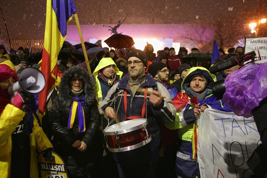 UPDATE - Presa internaţională: Peste 10.000 de români protestează faţă de modificarea legilor justiţiei; Euronews transmite în direct protestul de la Bucureşti