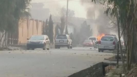 UPDATE - Atac cu maşină-capcană la sediul organizaţiei Salvaţi Copiii din Jalalabad; o persoană a murit, alte 14 au fost rănite