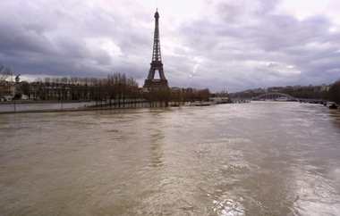 Paris: Sena s-a revărsat, nivelul fluviului ar putea ajunge sâmbătă la 6,2 metri