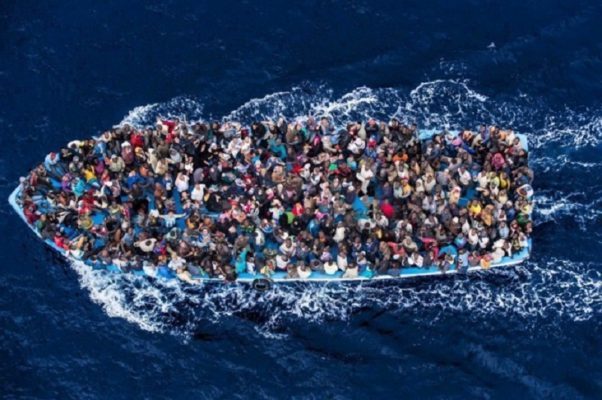 Garda de Coastă italiană: 800 de migranţi au fost salvaţi din Marea Mediterană, au fost găsite două cadavre
