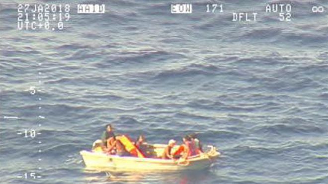 Şapte persoane au fost găsite pe o barcă în derivă în Oceanul Pacific; Acestea s-au aflat în ambarcaţiunea dispărută în Kiribati