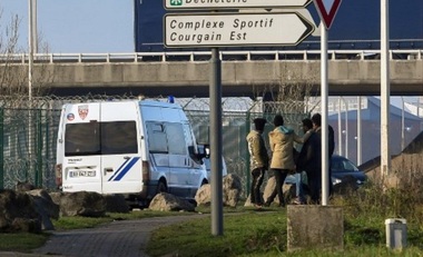 Cel puţin 13 răniţi, între care patru între viaţă şi moarte, în încăierări între migranţi afgani şi africani la Calais; Collomb anunţă că se duce la faţa locului