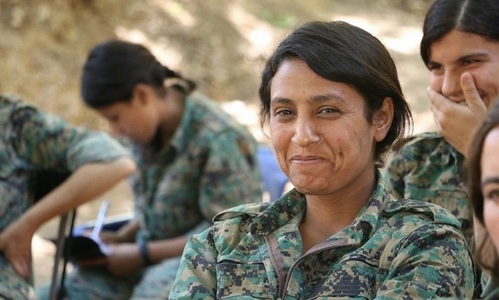 Imagini ale corpului mutilat al unei combatante kurde îi indignează pe kurzii din Siria