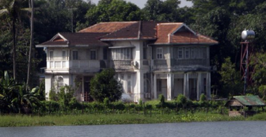 Un bărbat a fost arestat după ce a aruncat un cocteil Molotov în incinta vilei în care Aung San Suu Kyi a stat în arest la domiciliu