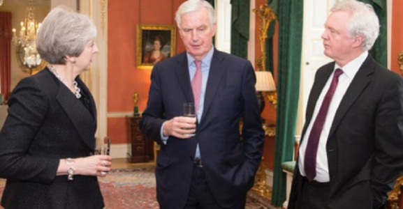 May, îndemnată de Barnier, la Londra, ”să facă o alegere”