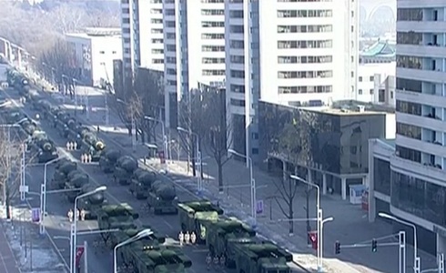 Paradă militară în Piaţa Kim Il Sung din Phenian cu o zi înainte de deschiderea Jocurilor Olimpice în Sud