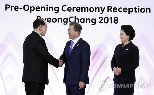 Şefii de stat ai celor două Corei dau mâna la o recepţie înaintea deschiderii JO