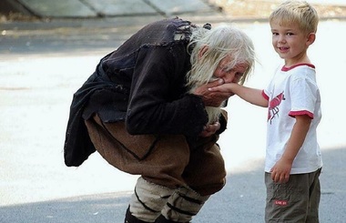 Cel mai mare donator al Bisericii bulgare, un cerşetor, moare la vârsta de 103 ani
