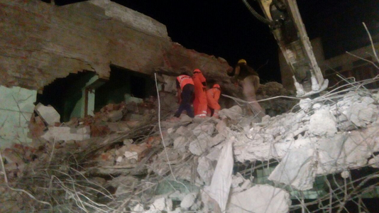 India: Cel puţin 18 persoane au murit după explozia unei butelii, care a distrus total un hotel, în timpul unei nunţi