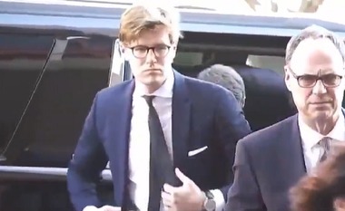 Un apropiat al unui fost consilier al lui Trump, avocatul Alex van der Zwaan, ginerele oligarhului rus German Khan, inculpat în ancheta rusă