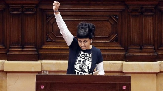O a şasea conducătoare separatistă din Catalonia, Anna Gabriel de la CUP, a fugit din Spania în Elveţia, de frica unei încarcerări