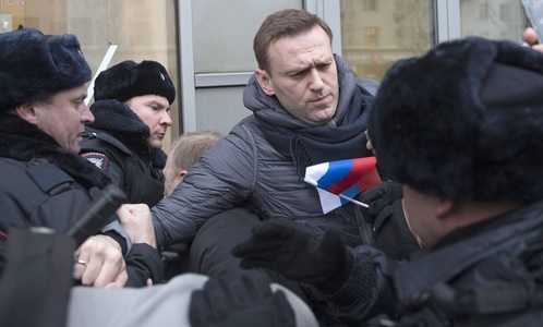Navalnîi anunţă că a fost reţinut de poliţie