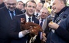 Macron adoptă o găină la Salonul Agricol de la Paris, care să-i facă ouă proaspete la Elysée
