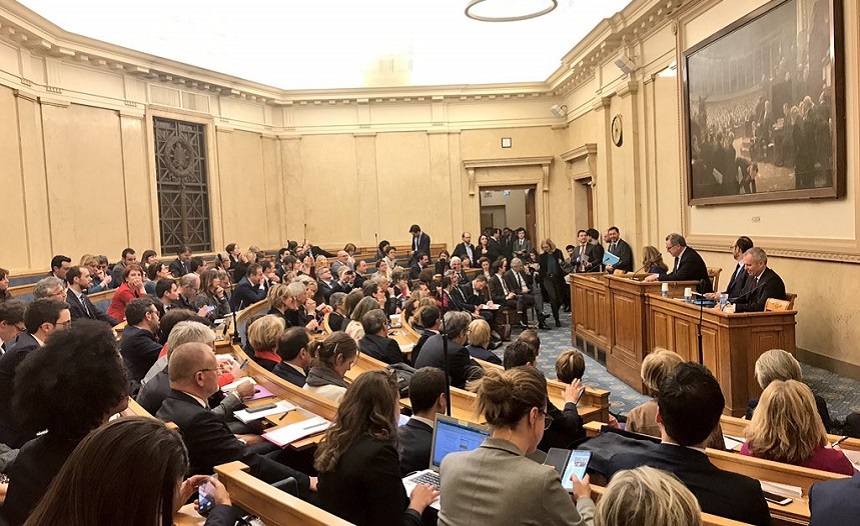 O majoritate a francezilor susţin o revizuire a Constituţuiei pregătită de Guvern, aflată în consultări la Matignon - sondaj