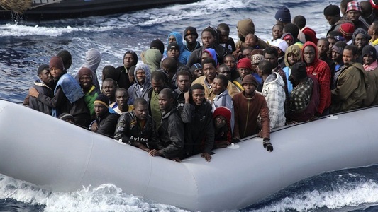 Sute de migranţi au fost prinşi de autorităţi între Libia şi Italia

