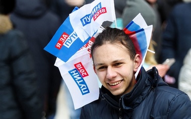 Mai bine de doi din trei ruşi vor să voteze cu Putin, arată ultimul sondaj autorizat înainte de alegerile prezidenţiale de duminică