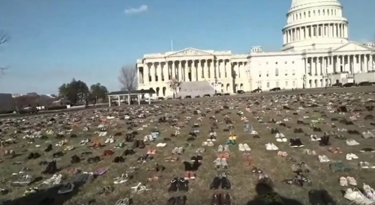 SUA: Mii de pantofi expuşi în faţa Capitoliului în memoria copiilor ucişi în atacuri armate din 2012 până în prezent - VIDEO