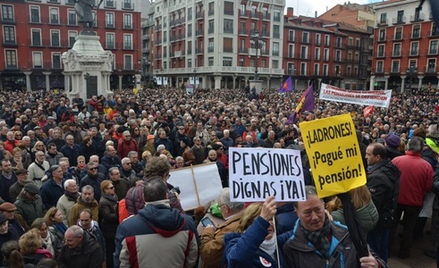 Zeci de mii de spanioli manifestează în apărarea pensiilor