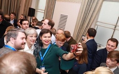 Theresa May îşi uneşte partidul atacând Rusia