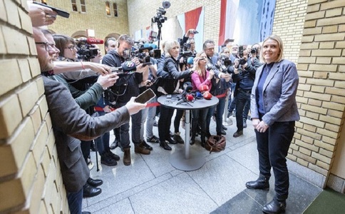 Controversatul ministru al Justiţiei Sylvi Listhaug demisionează în urma unei postări ofensatoare pe Facebook şi evită o criză guvernamentală în Norvegia