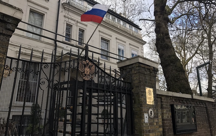 Trei autocare pleacă de la Ambasada Rusiei la Londra cu cei 23 de diplomaţi expulzaţi în cazul Skripal