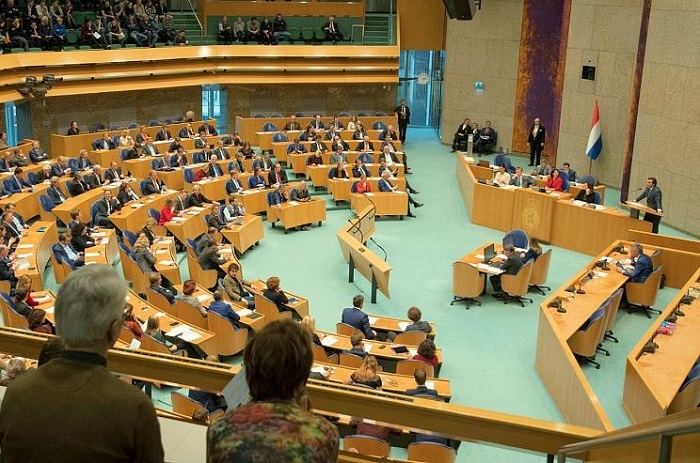 Olanda: Un bărbat s-a aruncat de la balconul Parlamentului în timpul dezbaterilor - VIDEO