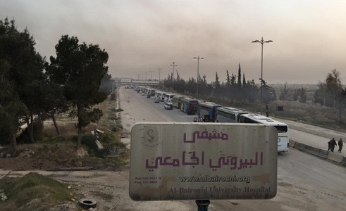 Rebeli evacuaţi din eclava Harasta din Ghouta de Est sosesc la Idleb
