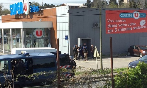 Una-două persoane atinse de gloanţe în luarea de ostatci din Aude de către un bărbat care se revendică de la SI, anunţă jandarmeria franceză