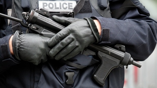 Bărbatul suspectat că a intrat cu maşina în militari în Isère, reţinut la Grenoble