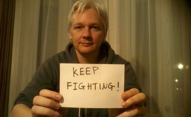 Ecuadorul îl pedepseşte pe Assange, prea polemic, tăindu-i Internetul