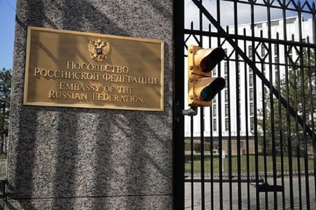 Diplomaţii ruşi expulzaţi de SUA părăsesc ambasada din Washington