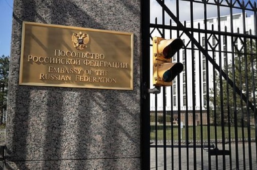 Diplomaţii ruşi expulzaţi de SUA părăsesc ambasada din Washington