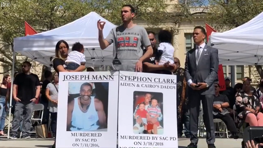 Sacramento - Familia bărbatului ucis de poliţie, la proteste. Fostul baschetbalist Barnes înfiinţează o bursă pentru copiii victimelor poliţiei