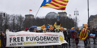 Sute de manifestanţi cer, la Berlin, eliberarea lui Puigdemont