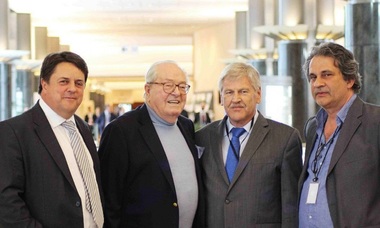 Jean-Marie Le Pen devine membru al Alliance for Peace and Freedom (APF), un partid european neofascist