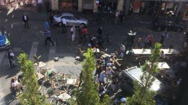 UPDATE - Germania: Patru persoane au murit şi alte 30 au fost rănite, după ce o furgonetă a intrat în mulţime, în Munster. Unul dintre morţi este şoferul, care s-a sinucis. El era cetăţean german şi suferea de probleme psihice