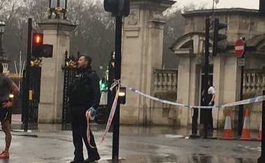 Şoferul unei dube Ford Transit albe, reţinut la Palatul Buckingham