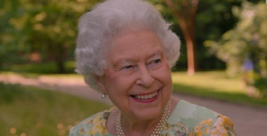 Elizabeth a II-a glumeşte pe seama lui Trump şi a lui Obama