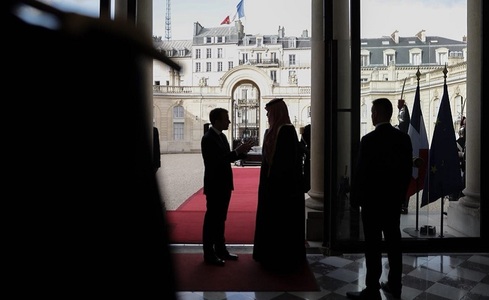 Macron ia cina cu Mohammad bin Salman şi Saad Hariri la cinci luni de la criza libaneză