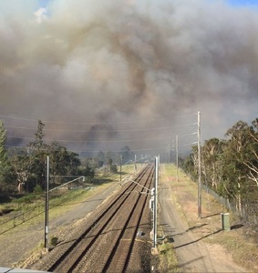 Australia: Sute de pompieri se luptă cu un incendiu care ameninţă suburbiile din Sydney - FOTO, VIDEO

