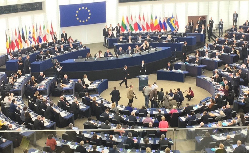 Macron anunţă în primul său discurs în faţa eurodeputaţilor la Strasbourg că vrea un program european de finanţare a colectivităţilor care primesc migranţi