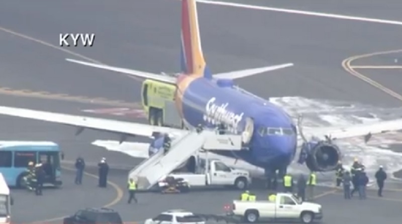 UPDATE - SUA: Un avion cu destinaţia Dallas a trebuit să aterizeze de urgenţă la Philadelphia după ce un motor s-a dezintegrat. O persoană a murit şi alte şapte au primit îngrijiri medicale - VIDEO

