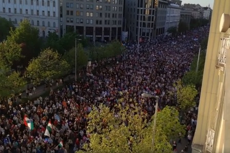 Noi proteste la Budapesta după alegerile din 8 aprilie. Peste 10.000 de oameni au ieşit în stradă pentru a manifesta împotriva controlului guvernului asupra presei (Foto, Video)