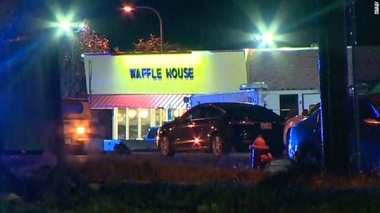 Un bărbat dezbrăcat aproape complet a deschis focul într-un restaurant din Tennessee. Patru persoane au murit, iar alte patru au fost rănite