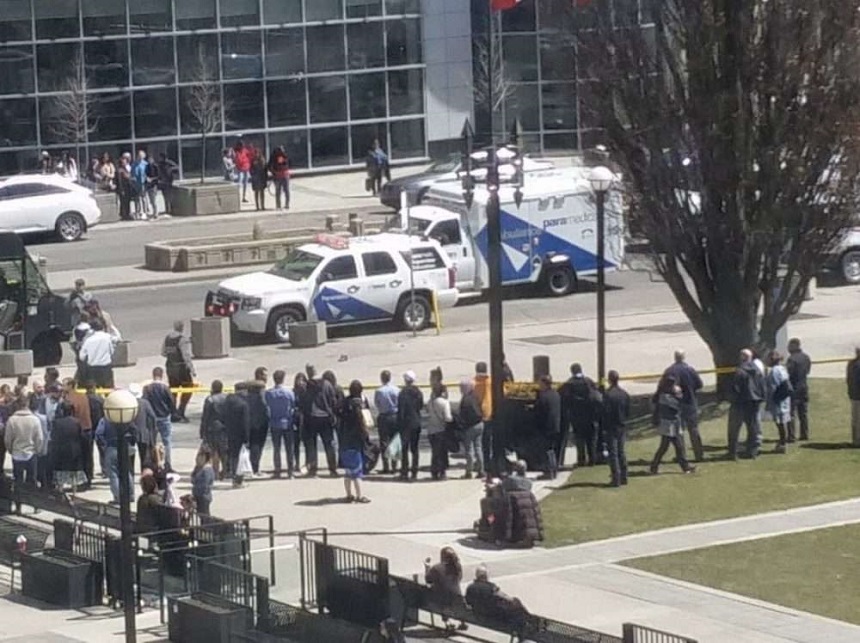 UPDATE - Nouă persoane au murit şi 16 au fost rănite, după ce o furgonetă a lovit mai mulţi pietoni la Toronto. Şoferul a fost reţinut. MAE: Momentan nu există informaţii care să arate că printre victime s-ar afla şi români. FOTO, VIDEO