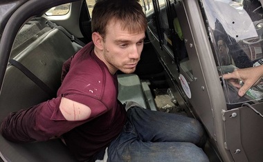 UPDATE Suspectul în atacul armat de la un restaurant din Nashville, soldat cu patru morţi, a fost arestat. Bărbatul avea o puşcă semiautomată în rucsac în momentul arestării