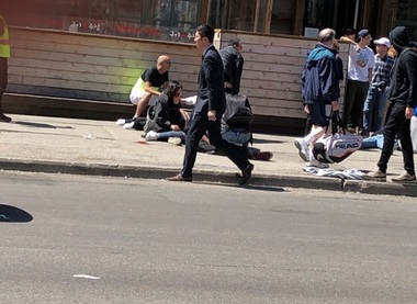 Nouă persoane au murit şi 16 sunt rănite, după ce o furgonetă a intrat în mulţime la Toronto