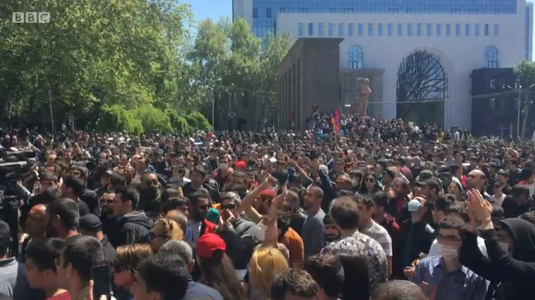 Kremlinul nu consideră tensiunile din Armenia ca fiind asemănătoare cu revoluţia din Ucraina

