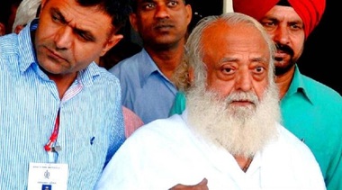 Influentul guru indian Asaram Bapu, condamnat la închisoare pe viaţă după ce a fost găsit vinovat de violarea unei discipole adolescente